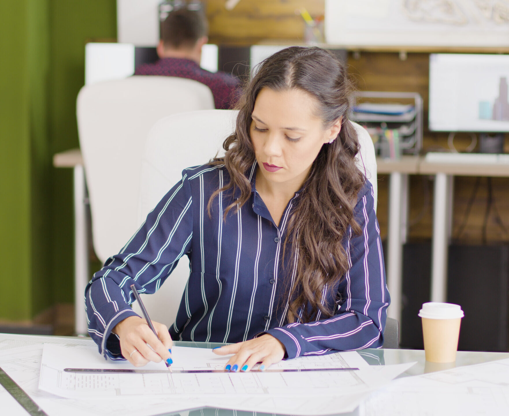 Profesional trabajando en un proyecto de sostenibilidad con materiales de formación.