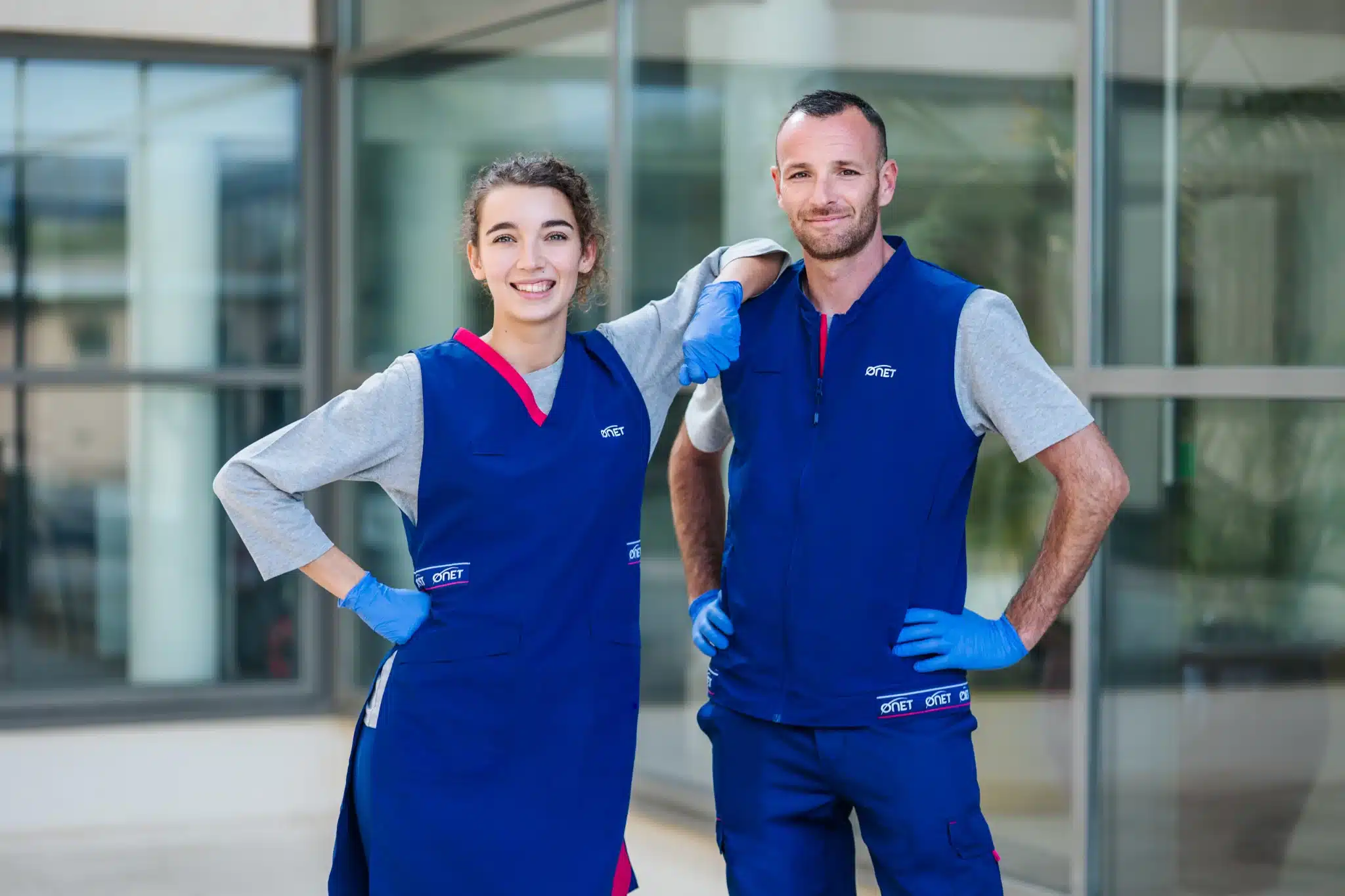 Equipo de trabajo de Onet en instalaciones, transmitiendo cercanía y profesionalidad.